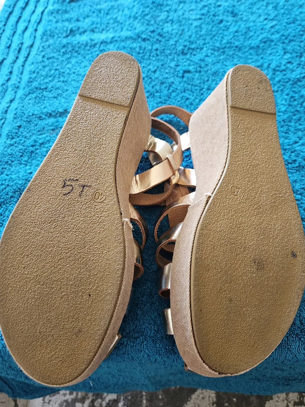 Womens Metallic Strappy Wedge Sandals - Gold